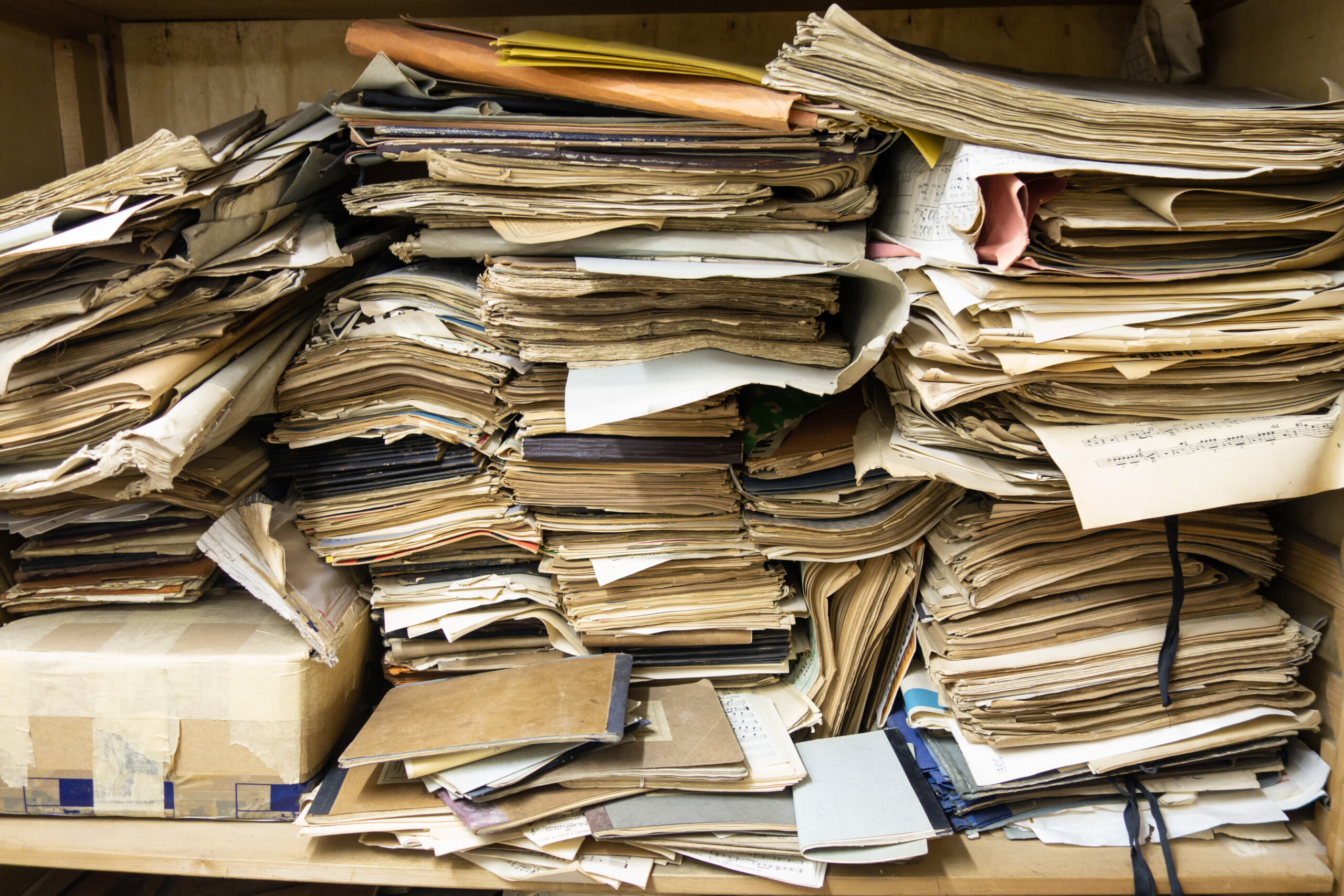 Vecchi documenti accatastati in un armadio