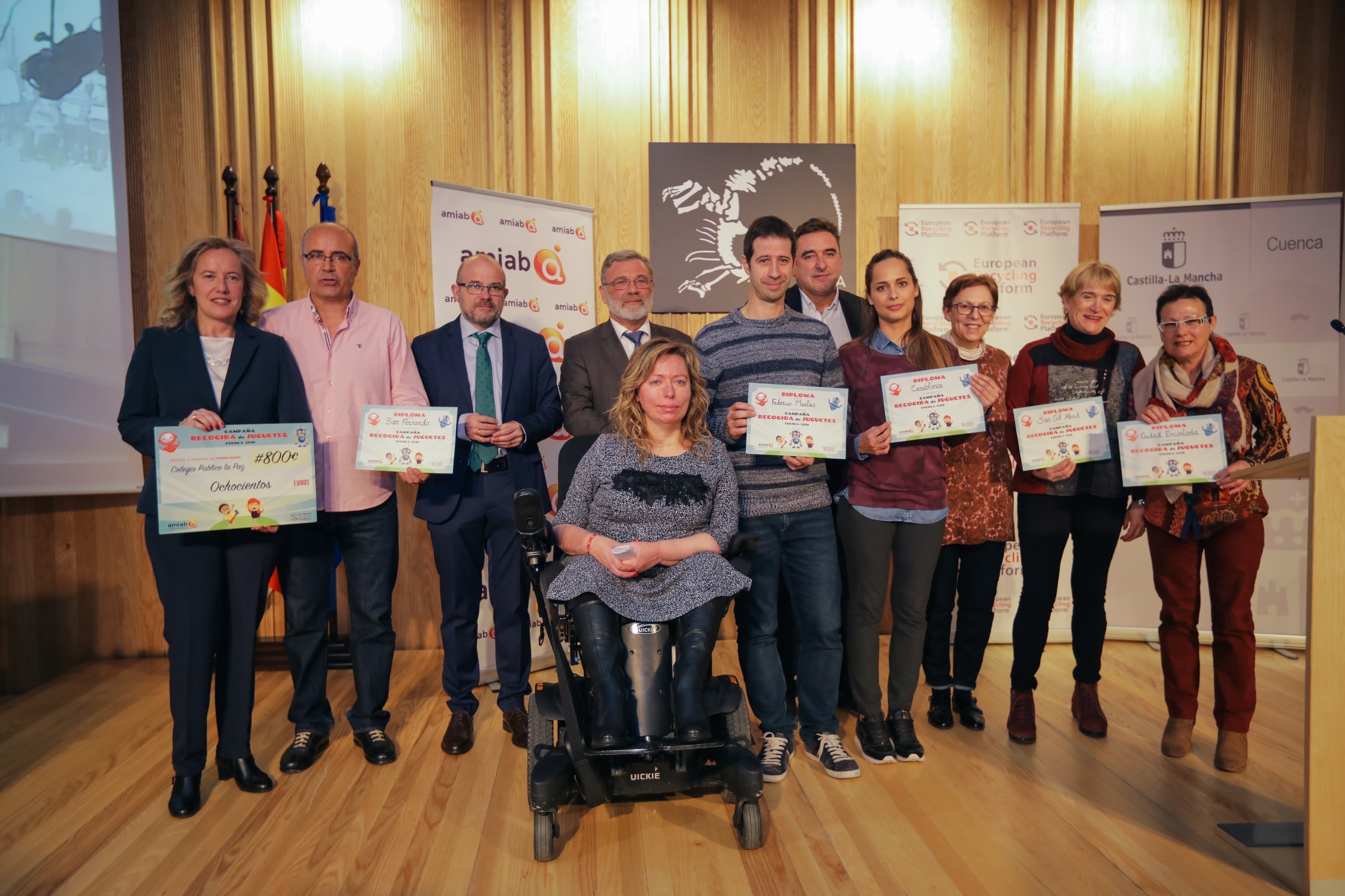 Foto-de-familia-cierre-campaña-Cambiamos-juguetes-por-sonrisas-ERP_Amiab