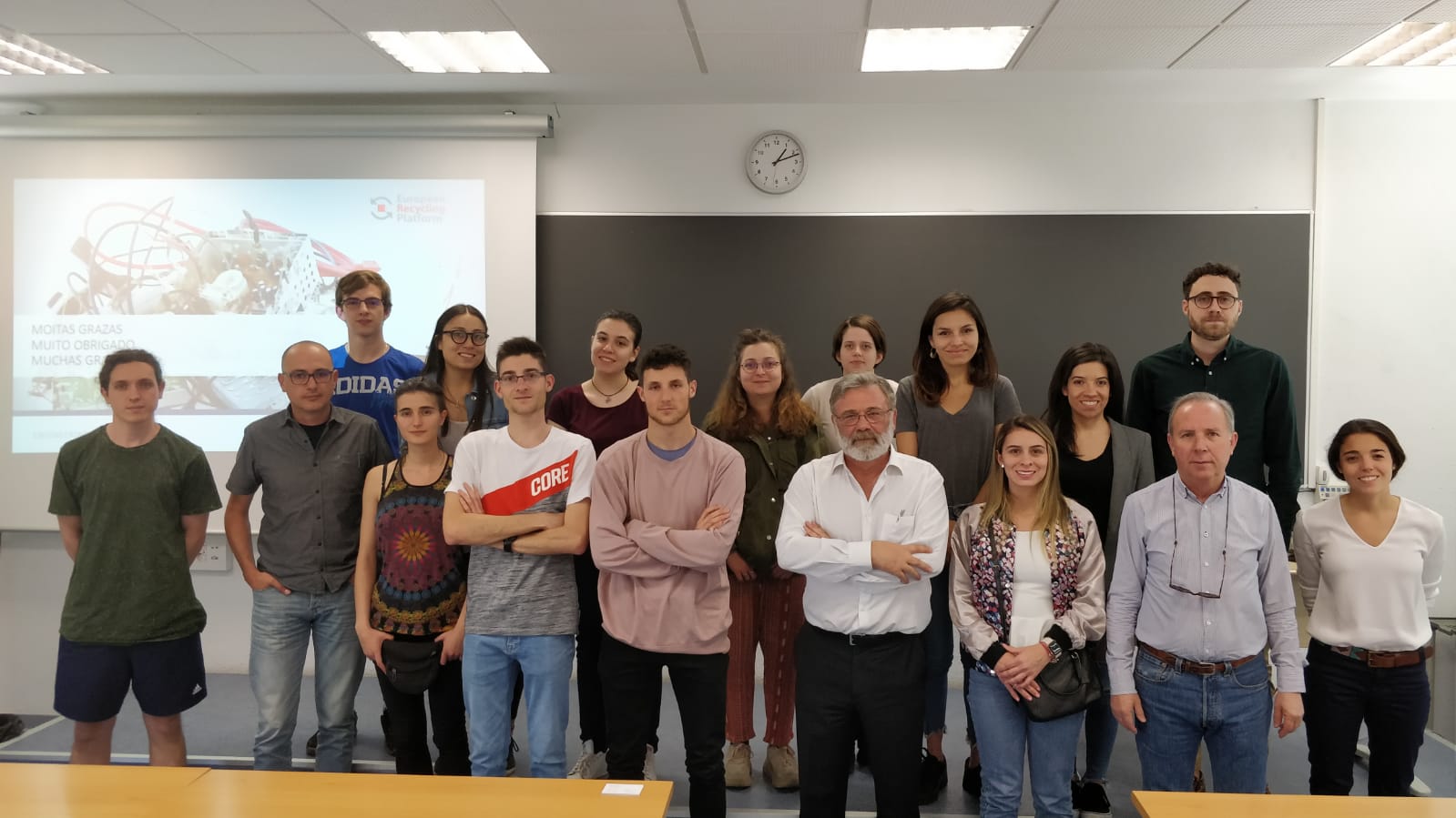 Matías-Rodrigues-junto-a-los-alumnos-del-curso